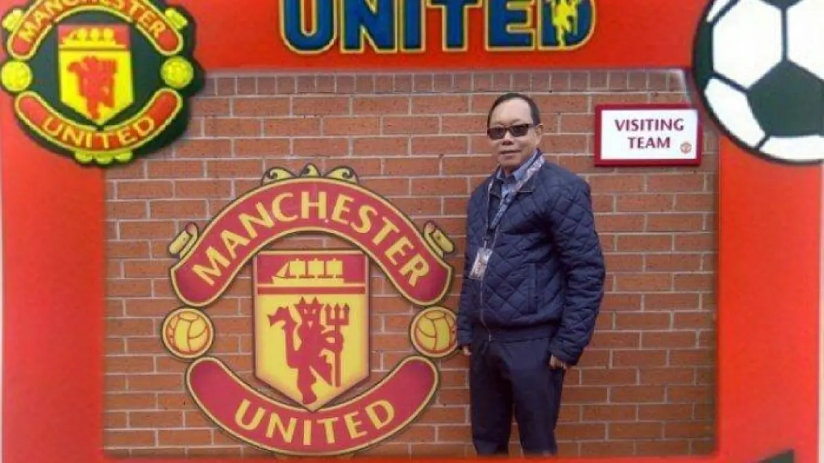 Ronny Tanuwijaya ketika mengunjungi markas Manchester United. (Dok Pribadi)