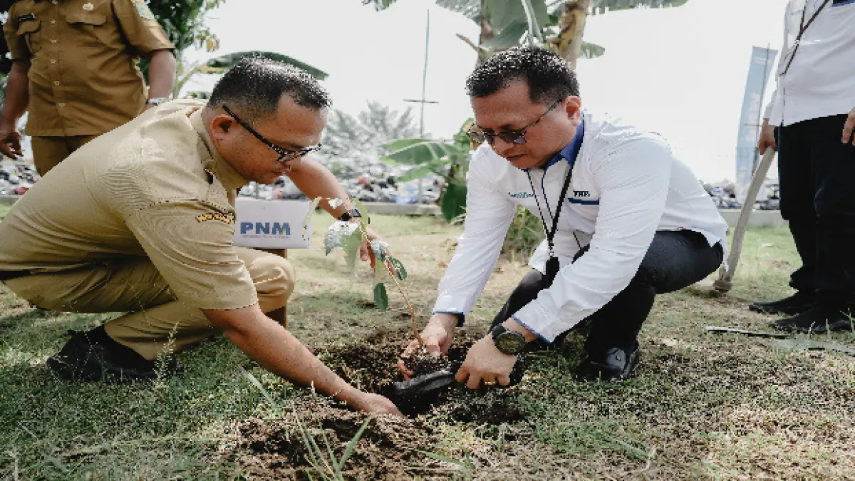Salah satu program PNM Peduli dengan menggelar gerakan penanaman pohon secara serentak di 58 cabang yang tersebar di seluruh Indonesia. (Dok PNM/Sumut Pos)