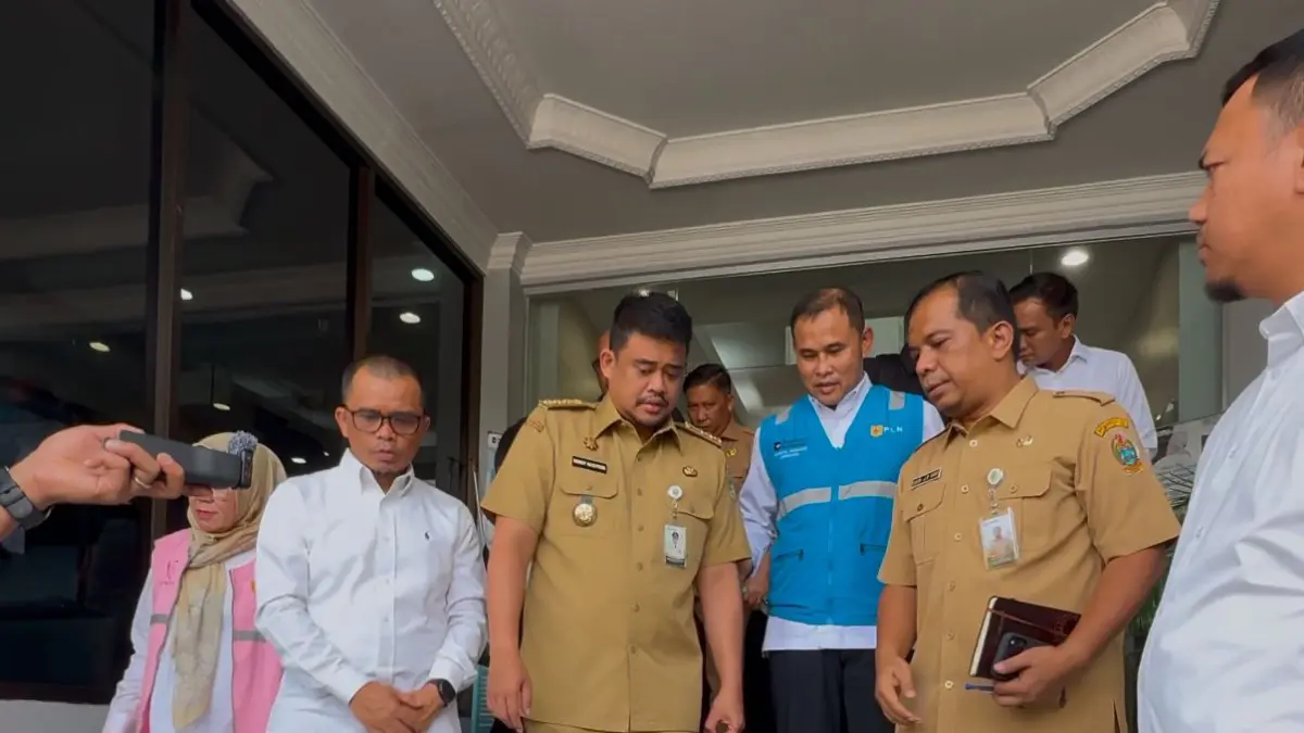 PLN: Gubsu Bobby Nasution bersama Kepala Dinas Perindustrian, Perdagangan, Energi dan Sumber Daya Mineral (Perindag ESDM) Sumut, Dedi Jaminsyah Putra Harahap, mendatangi Kantor PT PLN Unit Pelaksana Pengatur Beban (UP2B) Sumatera Bagian Utara (Sumbagut) di Jalan Yos Sudarso, Medan, Senin (8/6/2026).(Dok : Disperindag dan ESDM Sumut)

