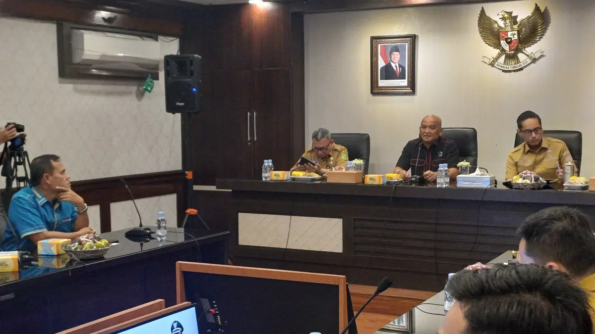 ASET: Pansus Aset DPRD Kota Medan dipimpin Ketua Pansus, Robi Barus rapat bersama Wali Kota Medan, Rico Waas dan jajaran OPD di gedung Balai Kota Medan, Senin (8/6/2026). (Dok: Markus Pasaribu/Sumut Pos) 