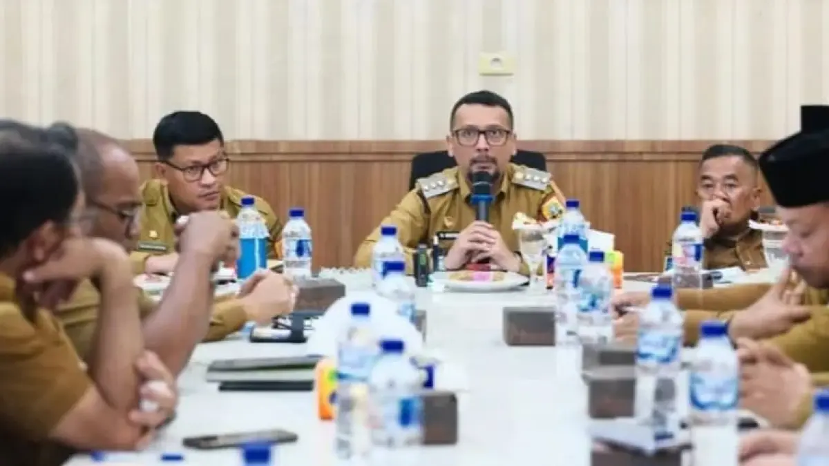 Bupati Labusel Fery Sahputra Simatupang S.H saat pimpin rapat.(Dok Kominfo Labusel/Sumut Pos)
