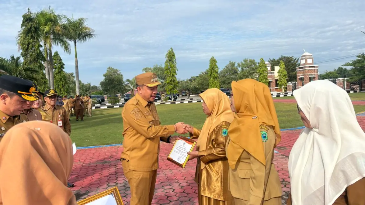 Bupati Padang Lawas Utara berikan penghargaan kepada 8 ASN yang memasuki purna tugas,.Senin 8 Juni 2026. (Mitra Harahap/Sumut Pos)
