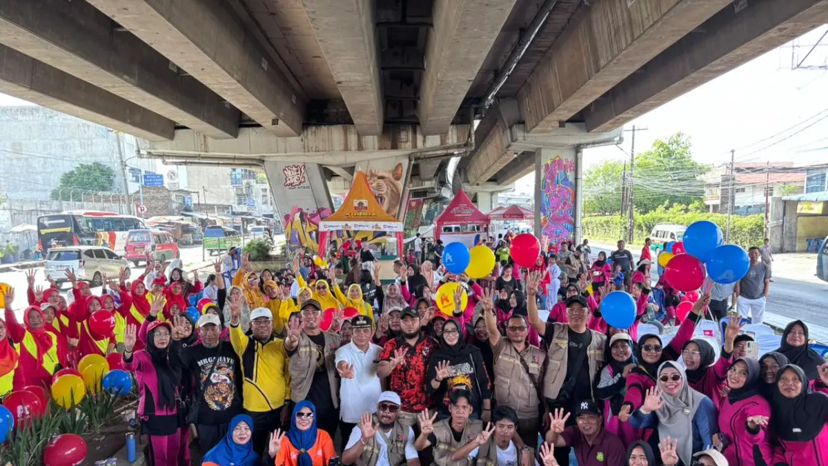 FOTO BERSAMA: Para peserta Fun Walk HUT STM PSAB dan kader Pemuda Pancasila Timbang Deli, foto bersama. (Dok Panitia)