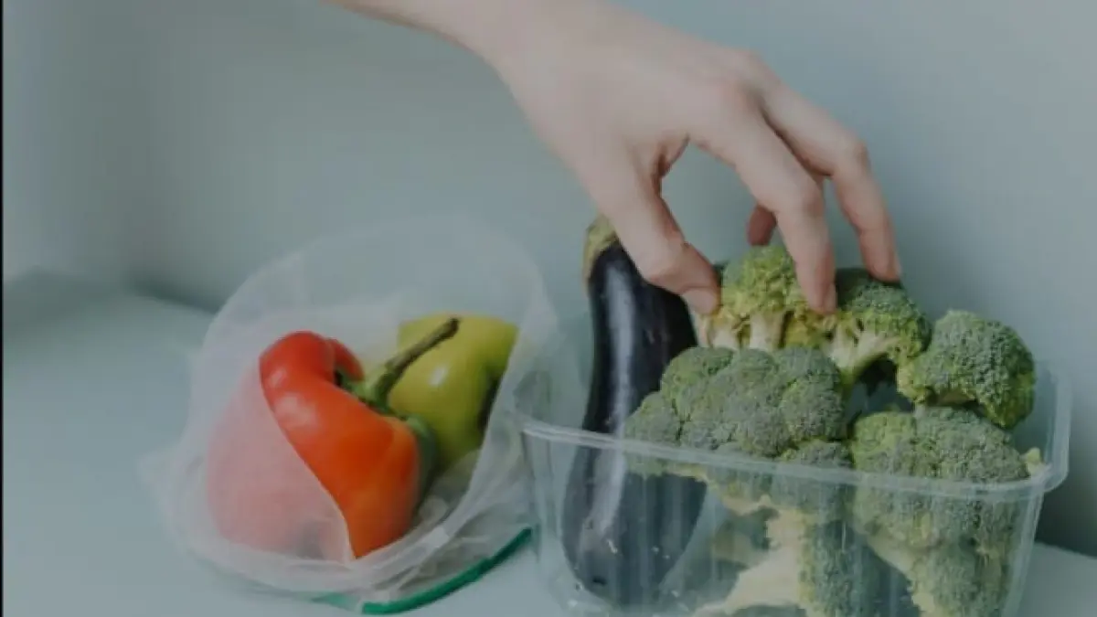 ilustrasi, menyimpan makanan atau bahan masakan tertentu di wadah plastik bisa membuat cepat busuk. (pexels.com)