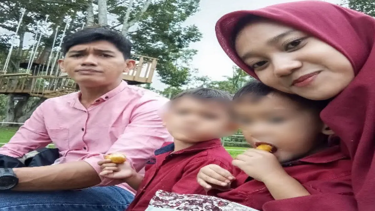 Momen Pasutri Ahmad Irvandi (34) dan istrinya Anggun Puspita Sari (29)foto bersama dengan kedua buah hatinya semasa masih hidup.