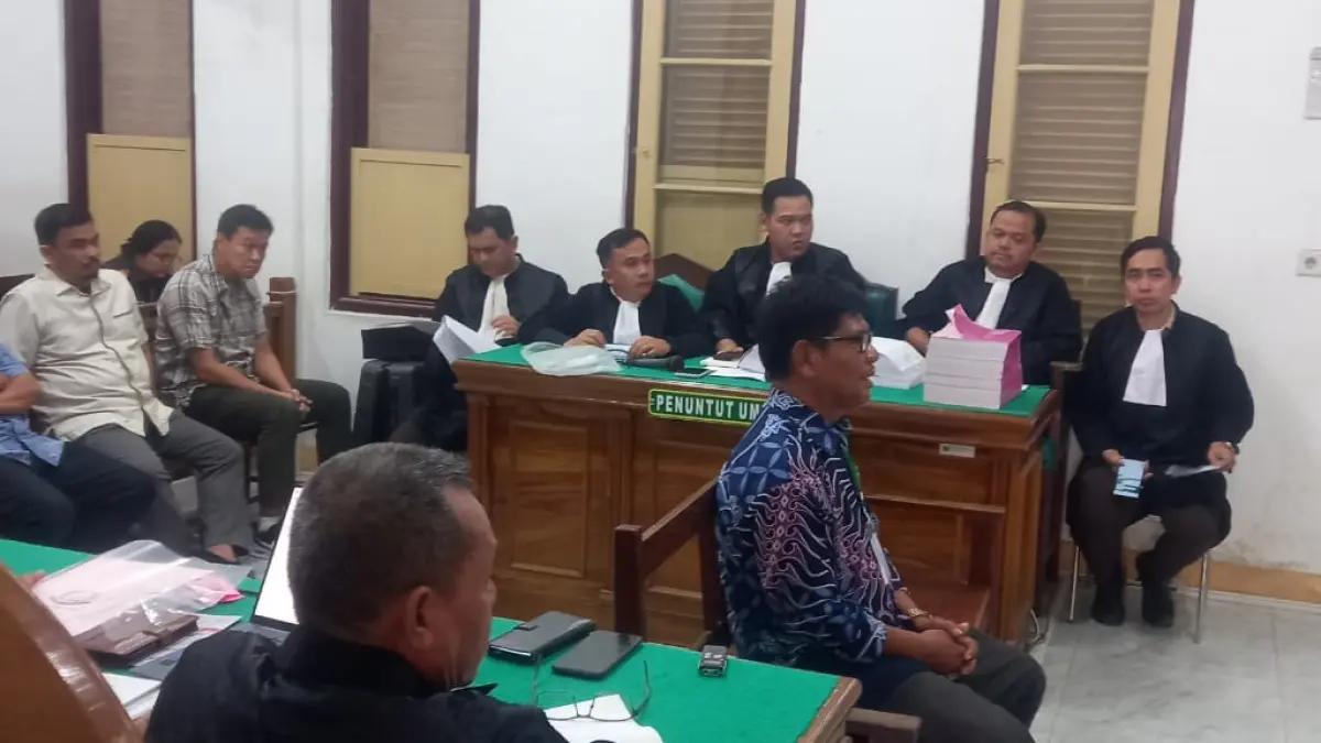 SAKSI: Kepala SMPN 1 Hinai, Togar Matondang, dihadirkan sebagai saksi dalam kasus dugaan korupsi smartboard Langkat di Pengadilan Tipikor Medan, Senin (8/6/2026). (Dok: Gusman/Sumut Pos)