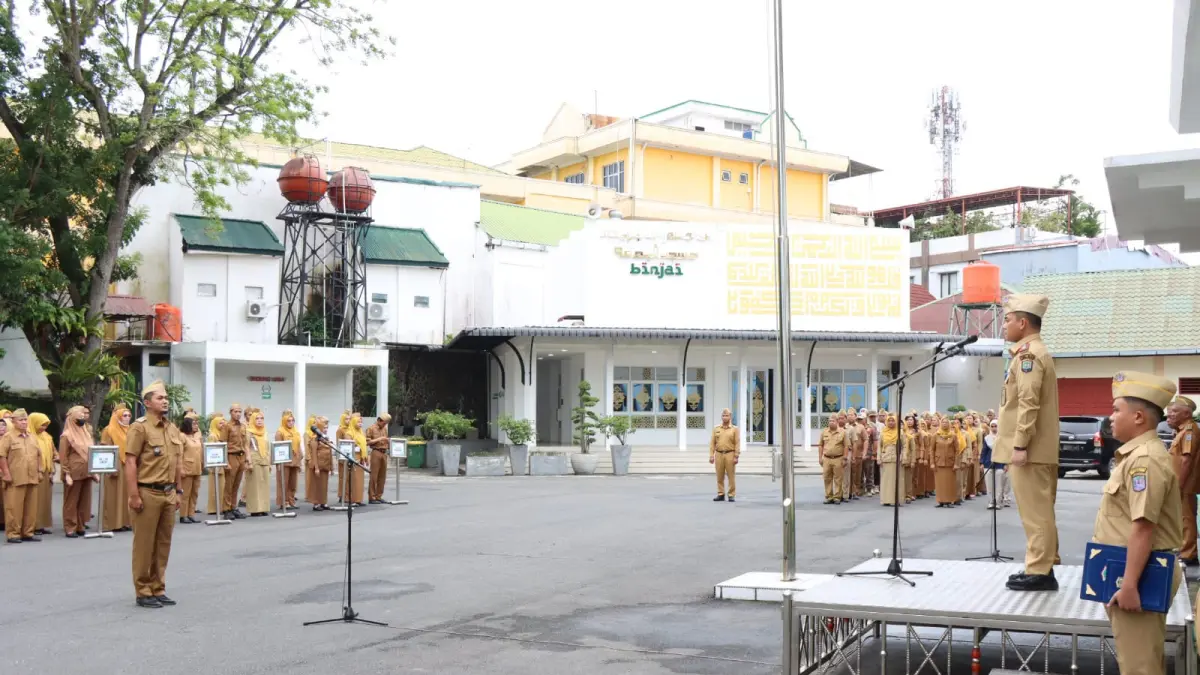 
Sekda Binjai, Chairin Simanjuntak saat bertindak sebagai pembina apel. (Diskominfo Binjai/Sumut Pos)