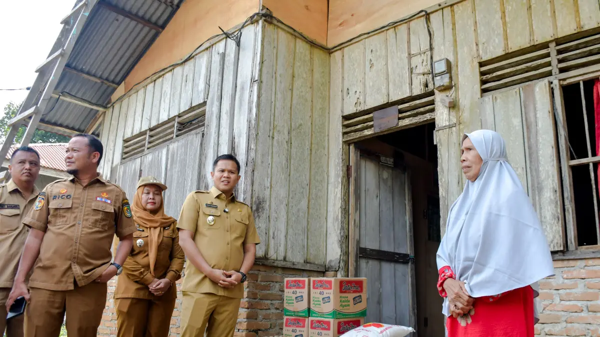 Wabup Adlin Tambunan saat berikan bantuan ke korban Angin Puting Beliung. (Dok Kominfo Sergai/Sumut Pos)