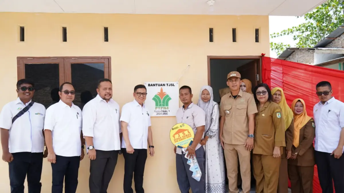 BEDAH RUMAH: Plh Region Head PTPN IV Regional I Ahmad Diponegoro, menyerahkan kunci kepada warga yang mendapat bedah rumah,   Darmawan. (Dok PTPN IV Regional I/Sumut Pos)