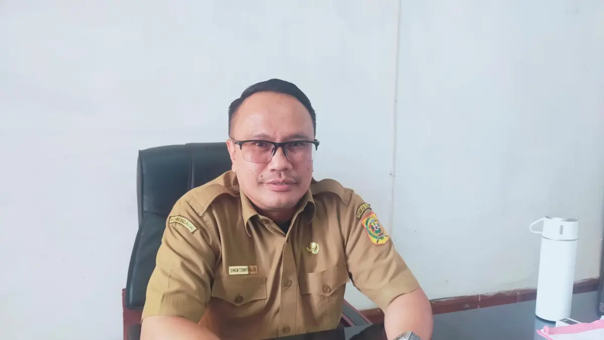 Kadis Pemdes Dairi, Simon Tony Malau memberikan keterangan saat ditemui Sumutpos.Jawapos.com, Selasa (9/6/2026).(RUDY SITANGGANG)