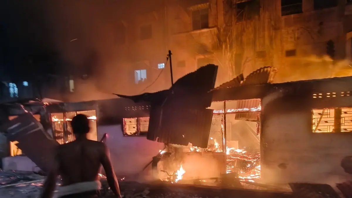 Kobaran api melalap sejumlah rumah warga di Gang Jono, Lingkungan VIII, Kelurahan Bandar Sono, Kecamatan Padang Hulu, Kota Tebing Tinggi, Selasa (09/06/2026) malam. (Azan Purba/Sumut Pos)