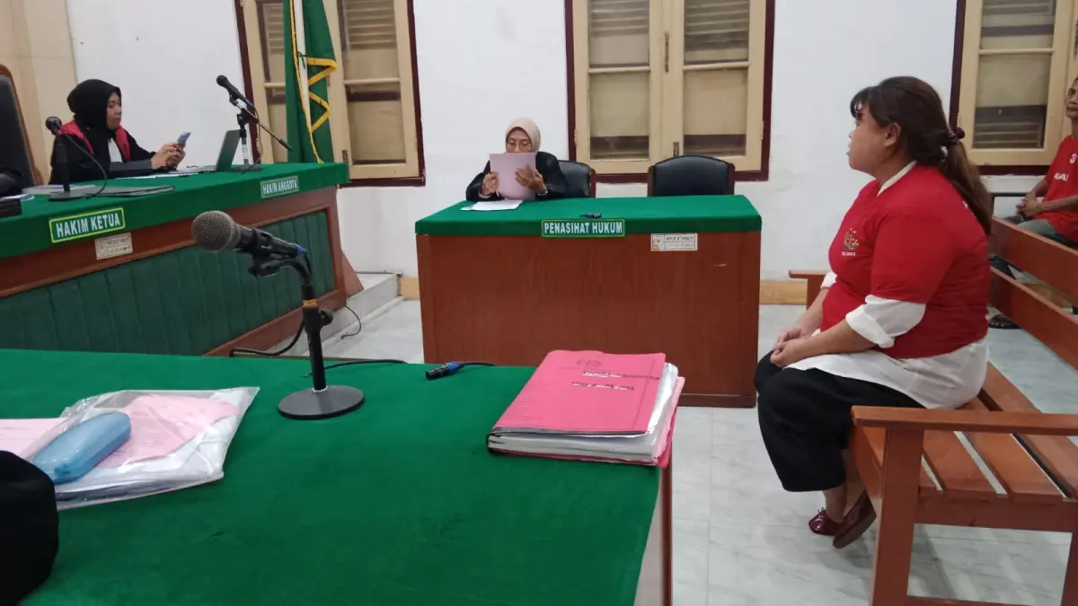 PENGGELAPAN: Cindy terdakwa kasus penggelapan menjalani sidang dakwaan di PN Medan, Selasa (9/6/2026) sore. (Dok: Gusman/Sumut Pos)