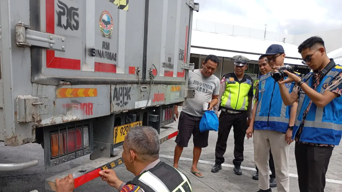 PT JMKT Melaksanakan Kampanye Keselamatan Berkendara di Jalan Tol Medan Kualanamu Tebing Tinggi. (Batara/Sumut Pos)