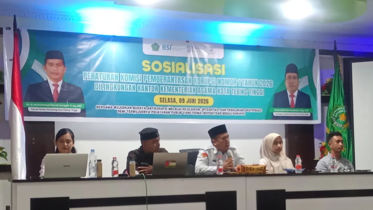  Plh Kepala Kantor Kementerian Agama Kota Tebing Tinggi, Khairuddin Noor Hasibuan (tengah, berbaju putih),  Sosialisasi Pencegahan Korupsi dan Sosialisasi Peraturan KPK Nomor 1 Tahun 2026 yang digelar di Aula Kemenag Kota Tebing Tinggi, Selasa (0906/2026). (Azan Purba / Sumut Pos)