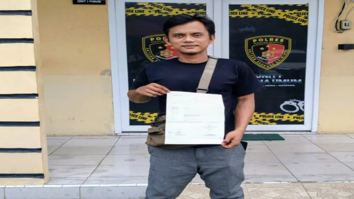 Rahmad Tumanggor saat membuat laporan polisi di Polres Sergai, Senin (08/06).( fadly/Sumut Pos)