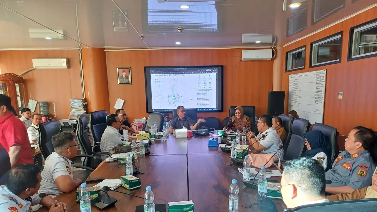 RDP: Komisi 4 DPRD Medan menggelar RDP terkait pembangunan BRT Mebidang, Senin (8/6/2026) sore. (Dok: Markus Pasaribu/Sumut Pos)
