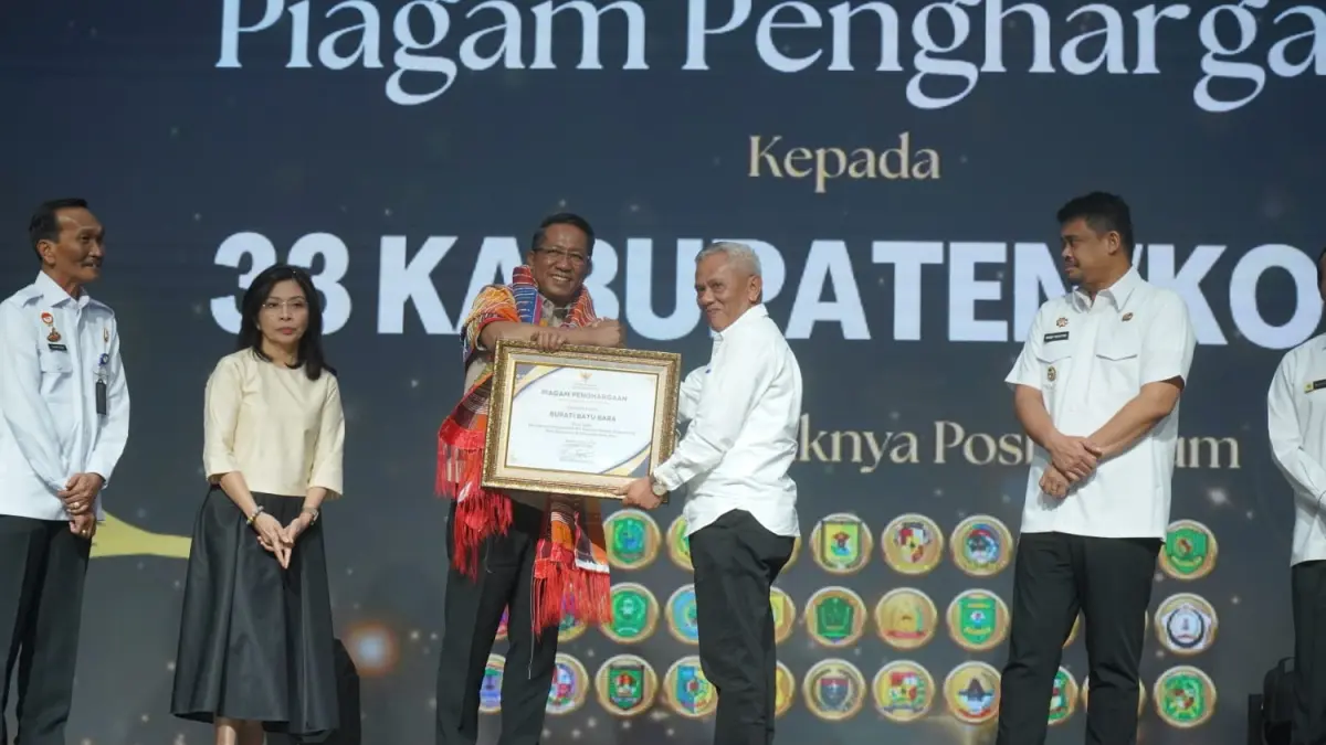 Bupati Batubara Dr. H. Baharuddin Siagian, S.H., M.Si., meneriman Piagam Penghargaan dari Kementerian Hukum Republik Indonesia pada acara Peresmian Pos Bantuan Hukum (Posbankum) Desa/Kelurahan di Provinsi Sumatera Utara. Acara berlangsung di Aula Raja Inal Siregar, Kantor Gubernur Sumatera Utara, Medan, Rabu (10/06/2026). (Komimfo.Batubara/Sumut Pos)
