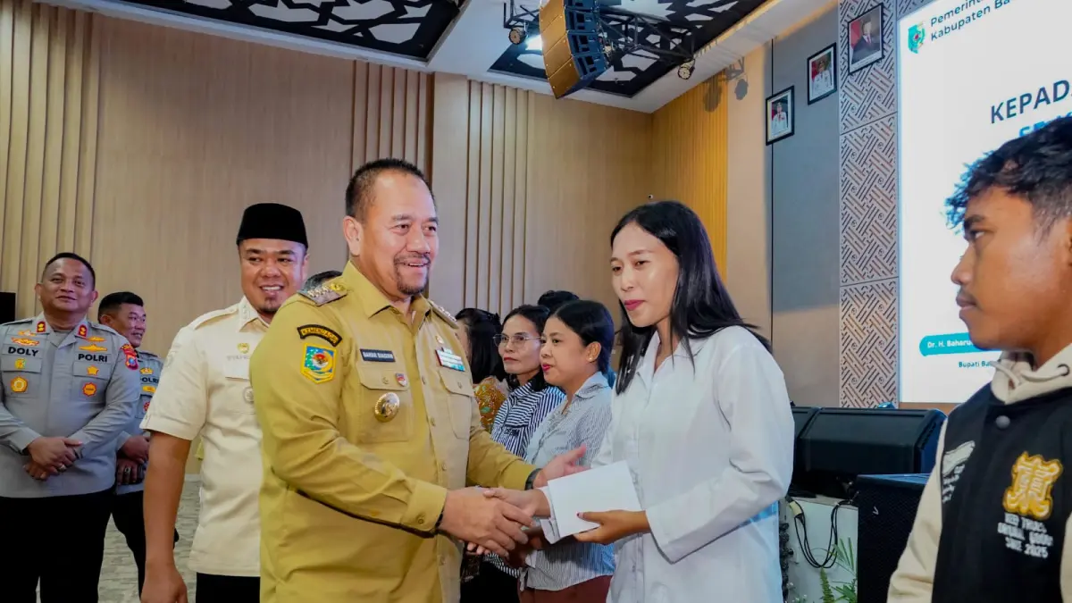 Bupati Batubara, Dr. H. Baharuddin Siagian, S.H., M.Si., serahkan  insentif kepada 540 guru Sekolah Minggu se-Kabupaten Batubara  di Aula Kantor Bupati Batu Bara, Kecamatan Lima Puluh, Selasa (9/6/2026).  (Dok Komimfo Batubara/Sumut Pos)