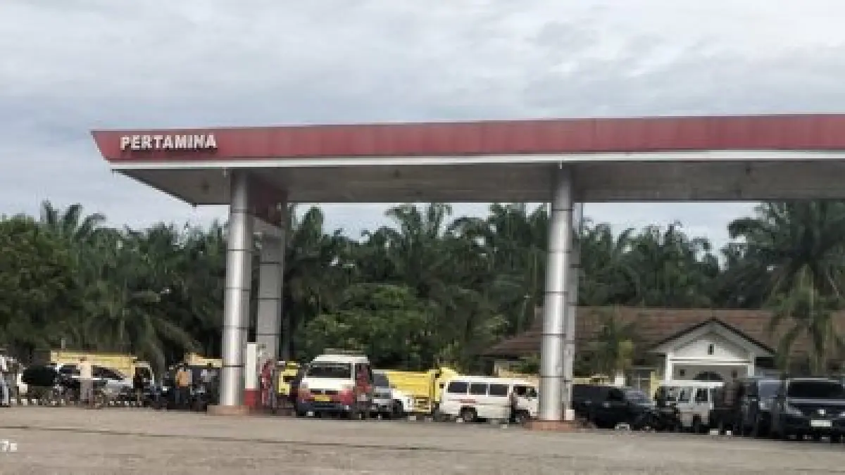 Harga Pertamax meroket, warga Padang lawas serbu Pertalite di SPBU. (Mitra Harahap/Sumut Pos)