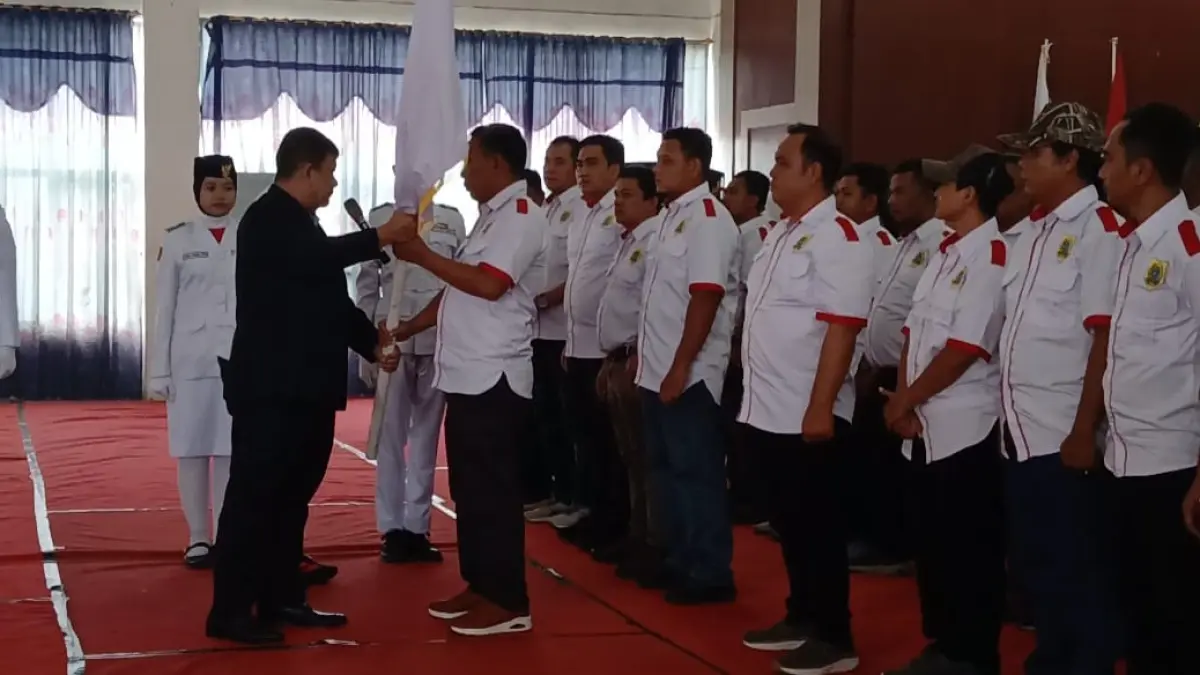 H.Rahmat Hidayat Ritonga menerima bendera pataka KONI Labusel  masa Bhakti 2026-2030. (Khairuddin/Sumut Pos)