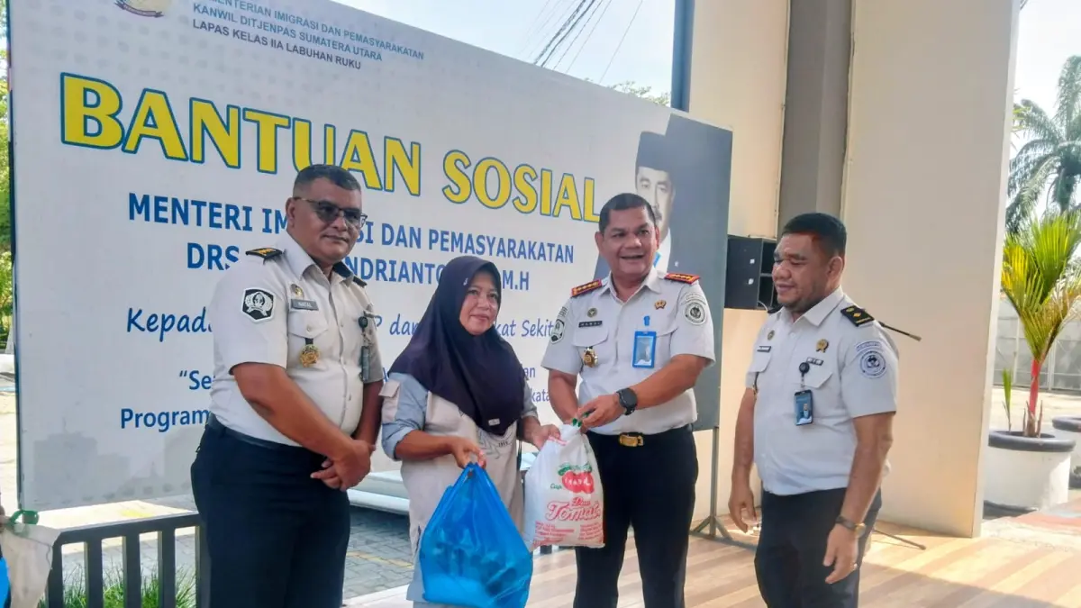 Kalapas Kelas IIA Labuhan Ruku Hamdi Hasibuan saat berikan  puluhan bantuan sosial sembako kepada keluarga WBP dan masyarakat sekitar Lapas, Selasa (9/6/2026).  (Dok Liberti H Haloho/Sumut Pos)