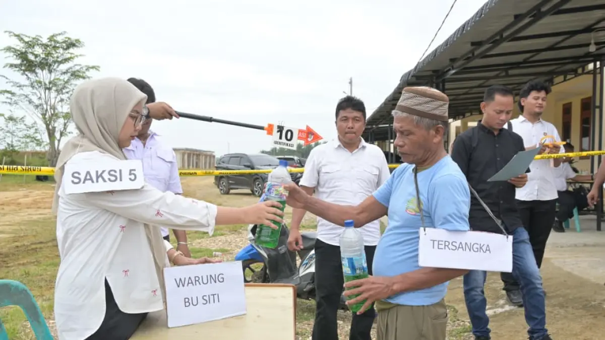 Kasat Reskrim Polres Labuhanbatu Selatan AKP Elimawan Sitorus, S.H., M.H., Kasi Pidum Kejaksaan Negeri Labuhanbatu Selatan Romi Afandi Tarigan, S.H., M.H menyaksikan rekonstruksi kasus kematian Wanri Tambak  dengan 17 adegan. (Khairuddin/Sumut Pos)
