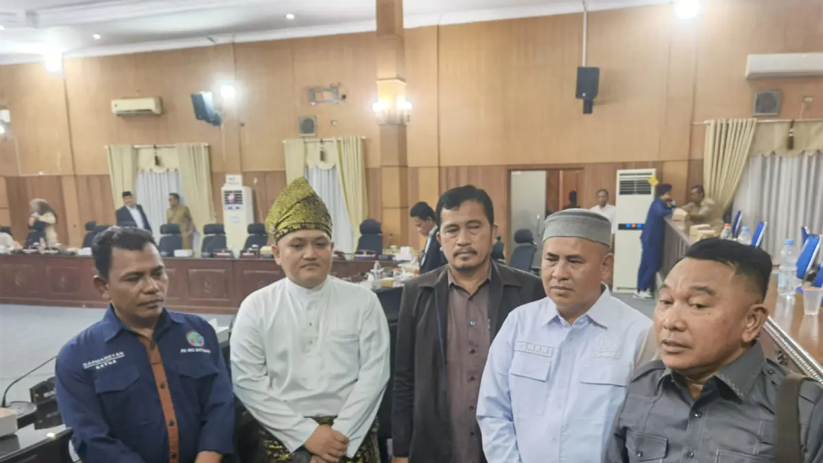 Ketua DPRD Batubara M Safii,Ketua Pansus Plasma Ismar Komri, Ketua PD IWO Batubara Darmansyah, Zuriat Kedatokan, usai rapat  Paripurna Pembentukan Plasma HGU Perkebunan, Selasa(9/6/2026). (Dok Liberti H Haloho/Sumut Pos)