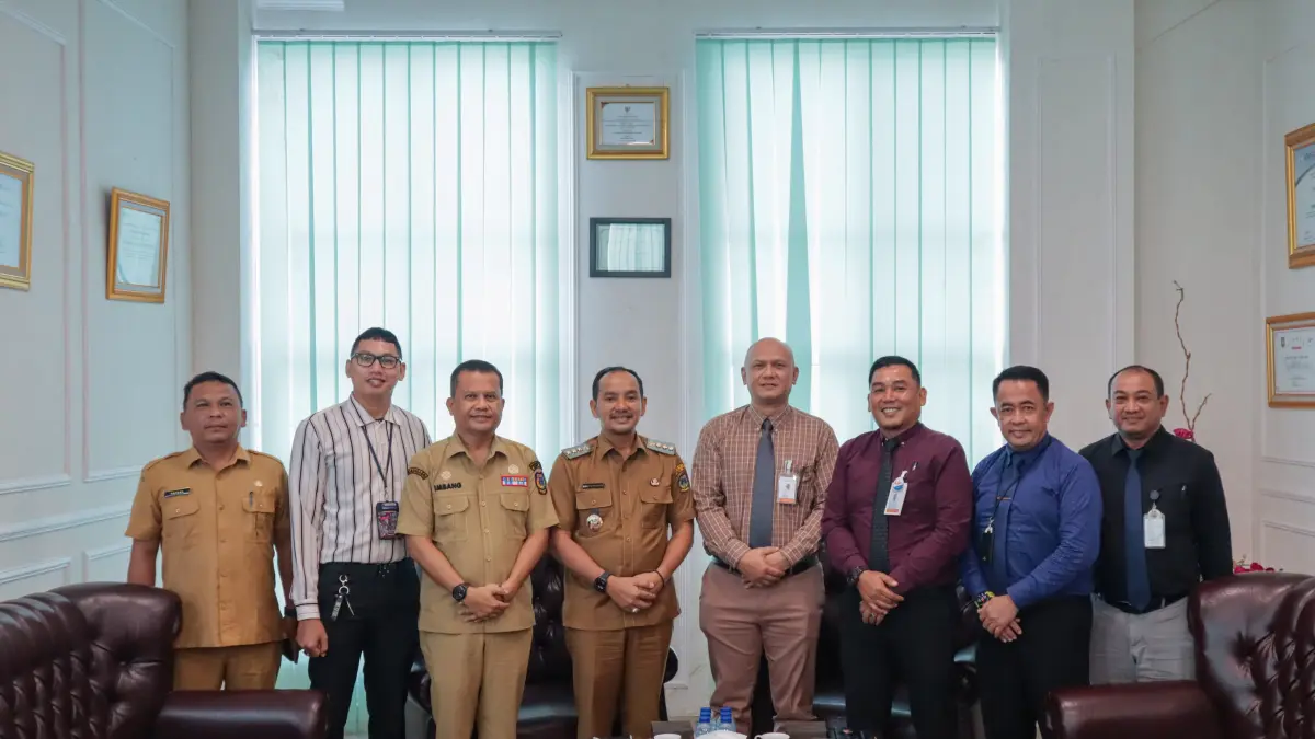 Wali Kota Tebing Tinggi H. Iman Irdian Saragih bersama jajaran Pemko Tebing Tinggi dan pimpinan PT Bank Sumut Cabang Tebing Tinggi berfoto bersama usai audiensi membahas percepatan transformasi digital serta persiapan peluncuran QRIS Dinamis di Balai Kota Tebing Tinggi, Selasa (09/06/2026). (Azan Purba/Sumut Pos)