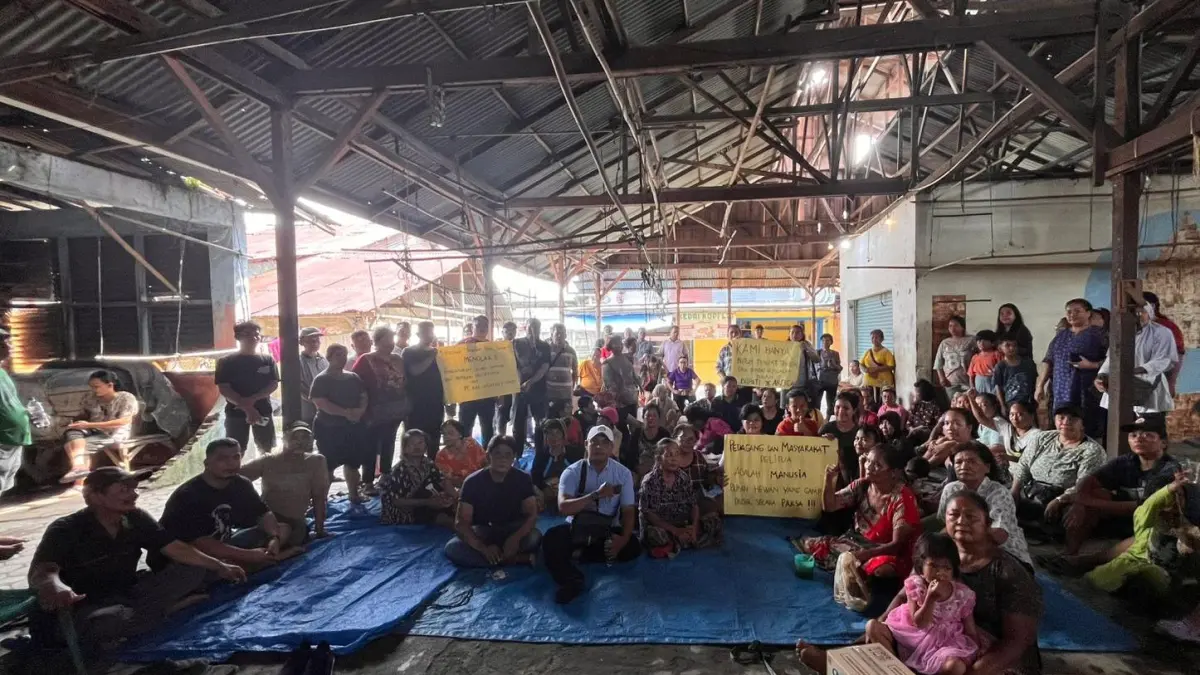 Ratusan pedagang kaki lima pasar Deli Tua, mengelar rapat konsulidasi untuk melakukan penolakan terhadap rencana penggusuran yang akan di lakukan Satpol PP Pemkab Deliserdang. (BATARA/SUMUT POS)
