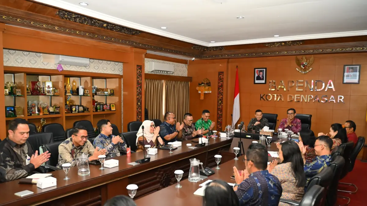 STUDI: Bapenda Medan saat berkunjung ke Bapenda Denpasar untuk melakukan studi tiru terkait PAD berbasis digital. (Dok: Bapenda Medan)