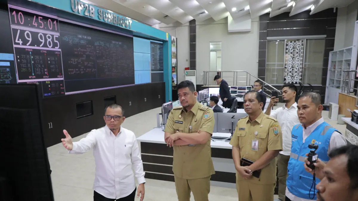 TiNJAU: Gubsu Muhammad Boby Afif Nasution saat meninjau perkembangan pemulihan sistem kelistrikan di kantor PLN  UP2B Sumbagut. (Dok: PLN UID Sumut)