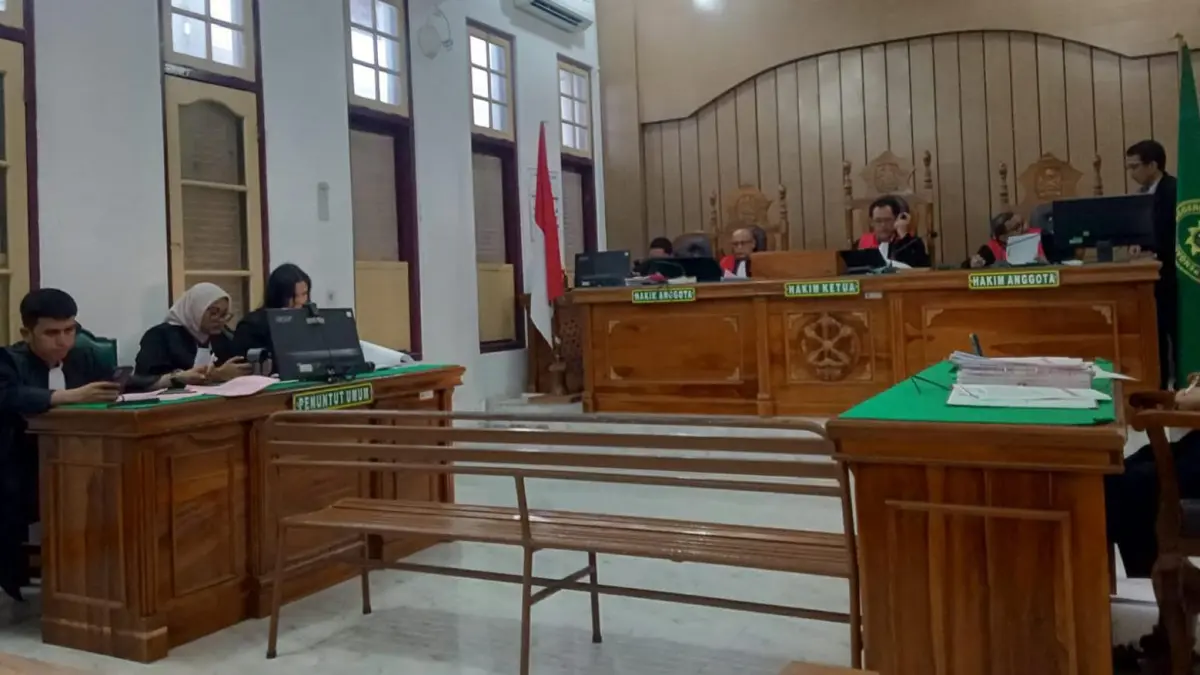 VIRTUAL: PN Medan saat menyidangkan Aswari, terdakwa kurir sabu secara virtual. (Dok: Gusman/Sumut Pos)

