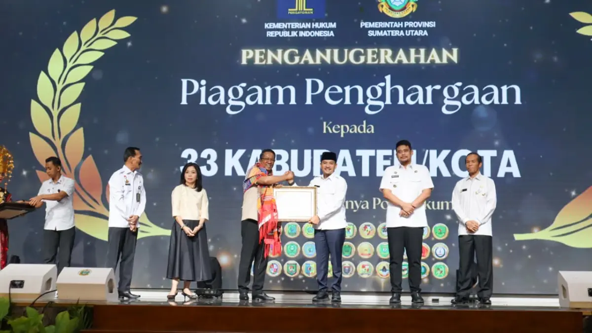 Wali Kota Tebing Tinggi H. Iman Irdian Saragih menerima penghargaan dari Menteri Hukum RI atas komitmen Pemko Tebing Tinggi dalam mendukung akses pelayanan hukum bagi masyarakat melalui Posbankum, di Medan, Rabu (10/6/2026). (Azan Purba/ Sumut Pos)