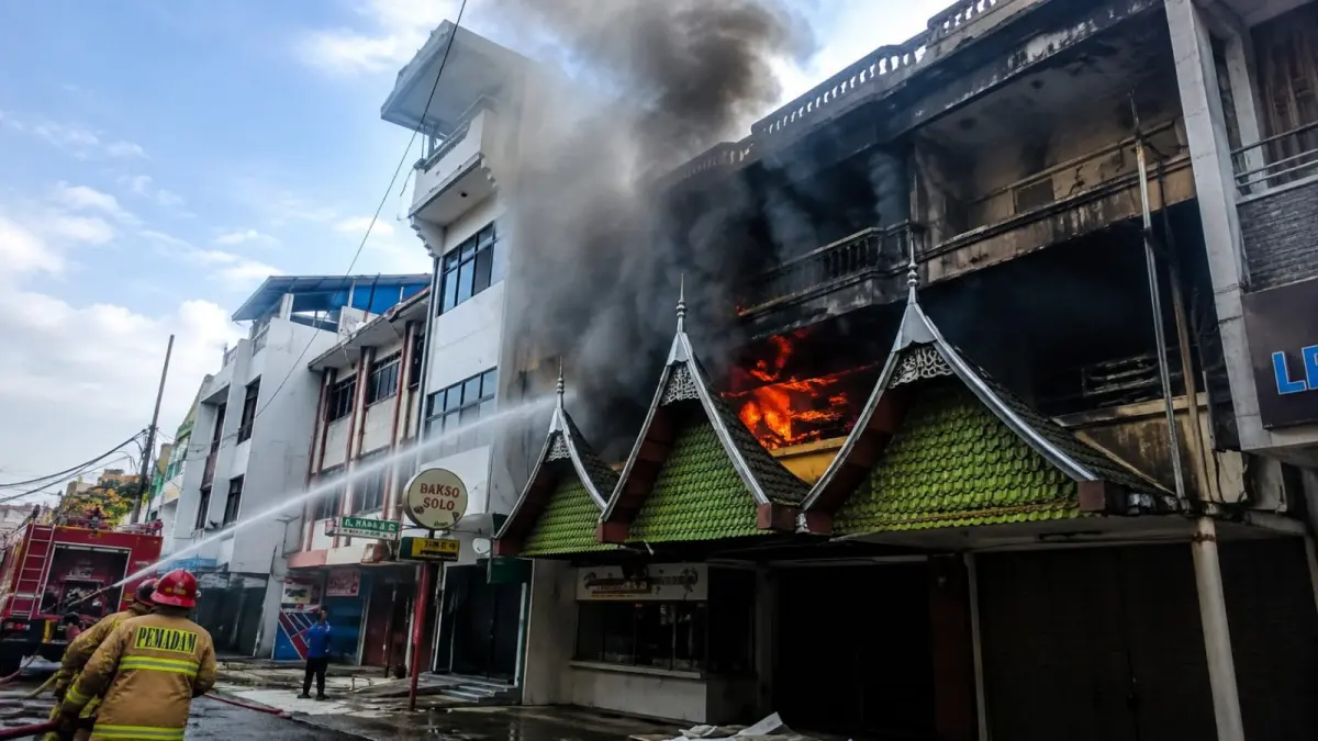 BAKAR: Bangunan bekas restoran paripurna di Medan Petisah terbakar, Kamis (11/6/2026). (Dok: pemadam kebakaran)

