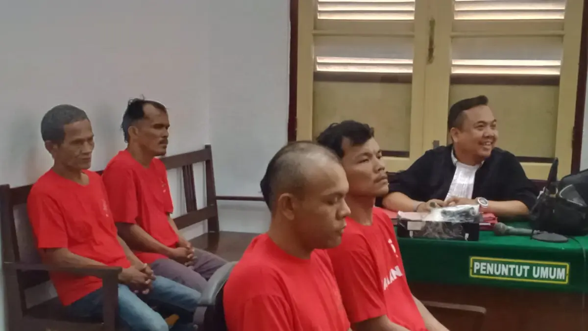 BESI: Para terdakwa kasus pencurian besi stadion Teladan, menjalani sidang tuntutan di PN Medan, Kamis (11/6/2026). (Dok: Gusman/Sumut Pos)