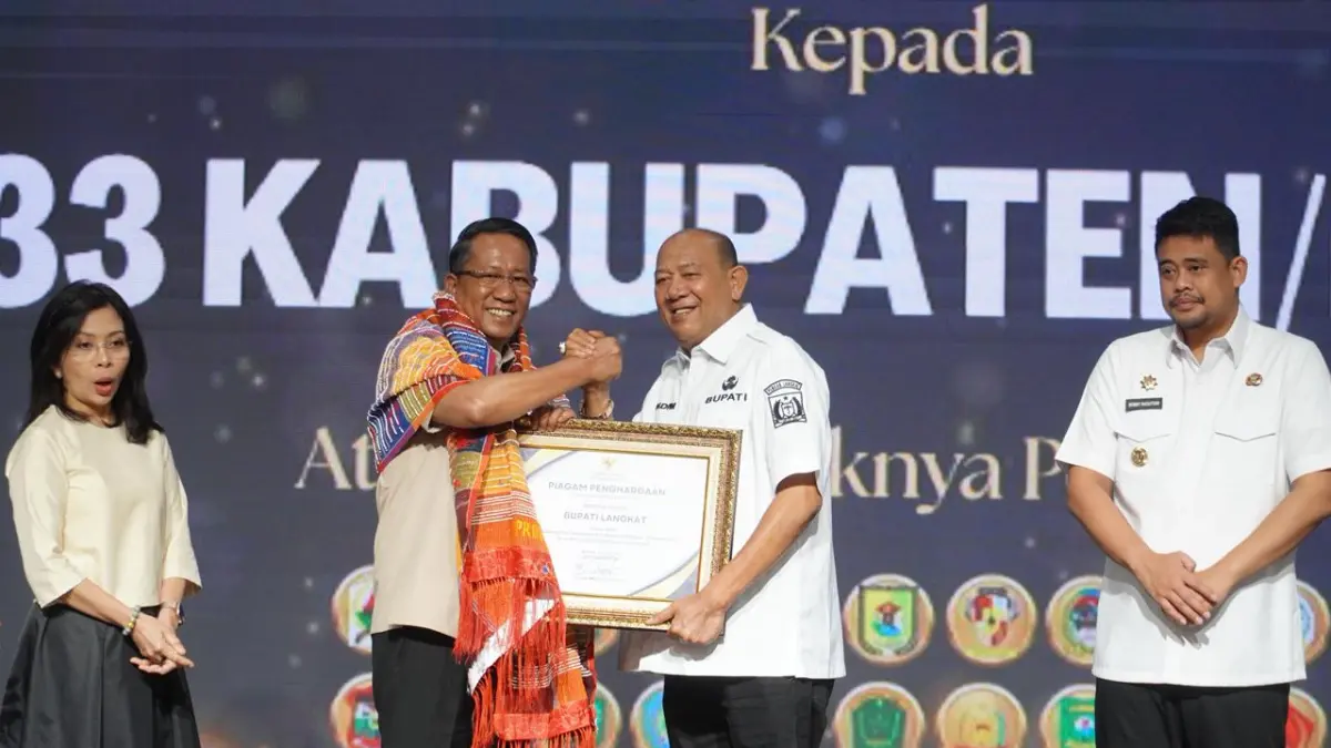 
Bupati Langkat, Syah Afandin saat menerima piagam penghargaan dari Kantor Kementerian Hukum. (Diskominfo Langkat/Sumut Pos)