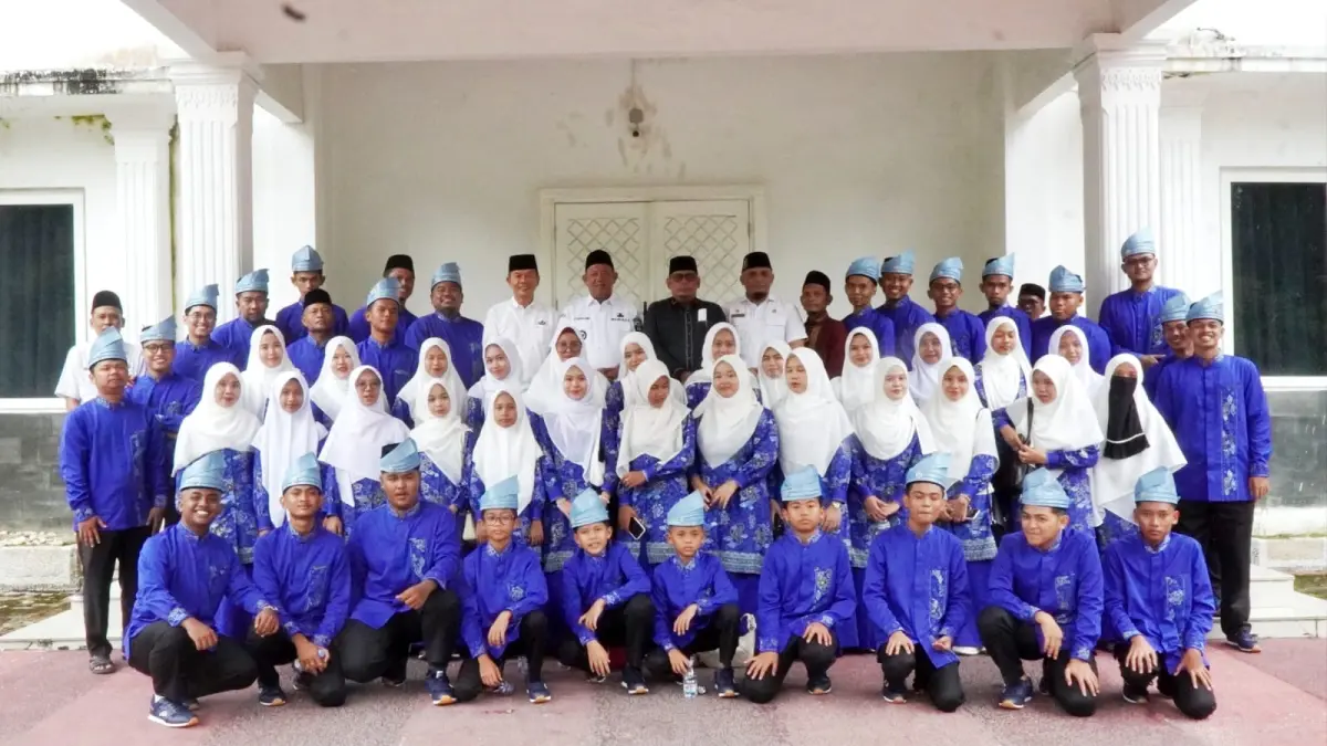 
Foto bersama Bupati Langkat, Syah Afandin dengan kafilah MTQ yang dilepas pada ajang MTQ Provinsi Sumatera Utara. (Diskominfo Langkat/Sumut Pos)