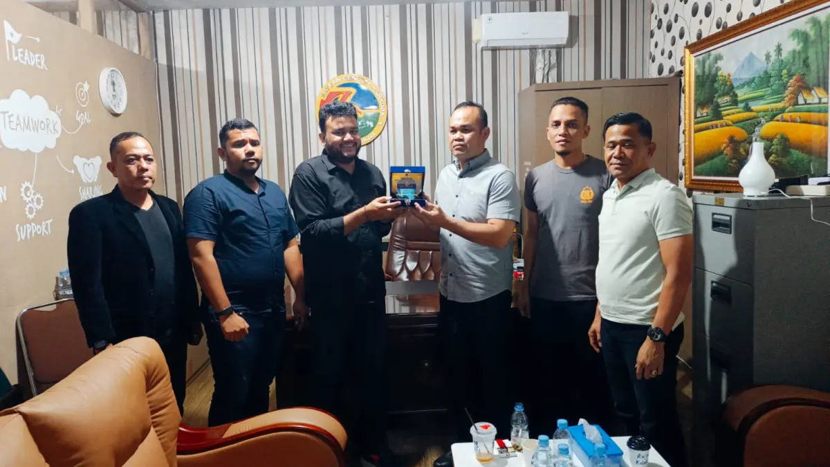 
Kasatres Narkoba Polres Binjai, AKP Ismail Pane (tiga dari kanan) saat memberikan plakat penghargaan atas kinerjanya selama Operasi Antik 20 hari. (Foto dari petugas Satresnarkoba Polres Binjai/Sumut Pos)