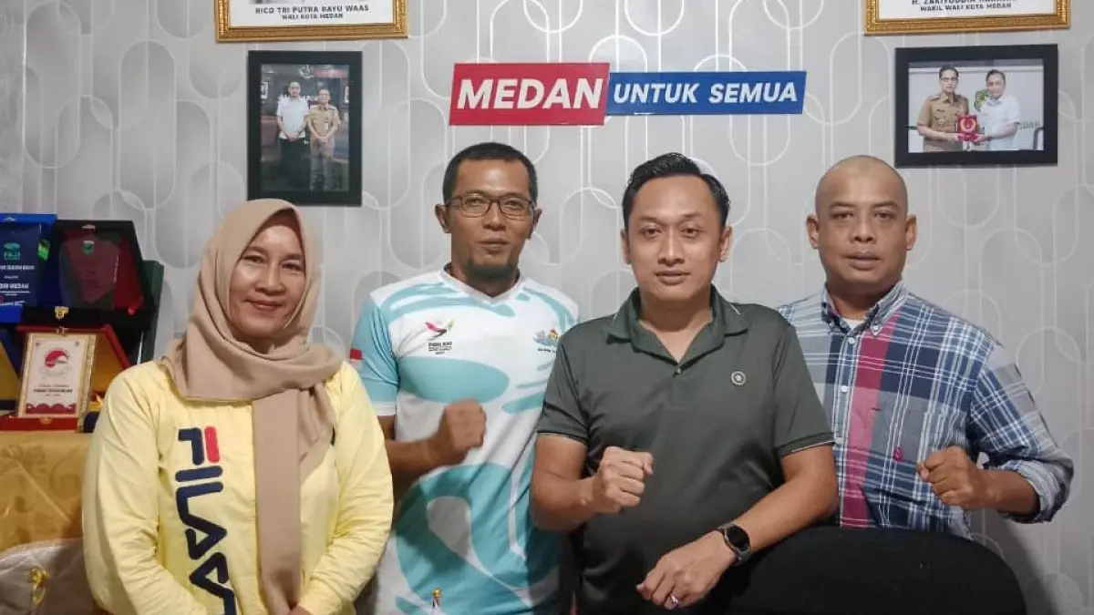 Ketua Umum KONI Medan,Aswindy Fachrizal bersama pengurus cabang olahraga di ruang kerjanya. (Dok KONI Medan).