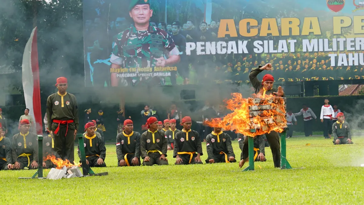 KUKUHKAN: Pengukuhan Pengprov, Pengcab, dan Ranting Perguruan PSM Sumut, yang digelar di Lapangan Upacara Makodam I/BB. (Dok: Kodam I/BB)