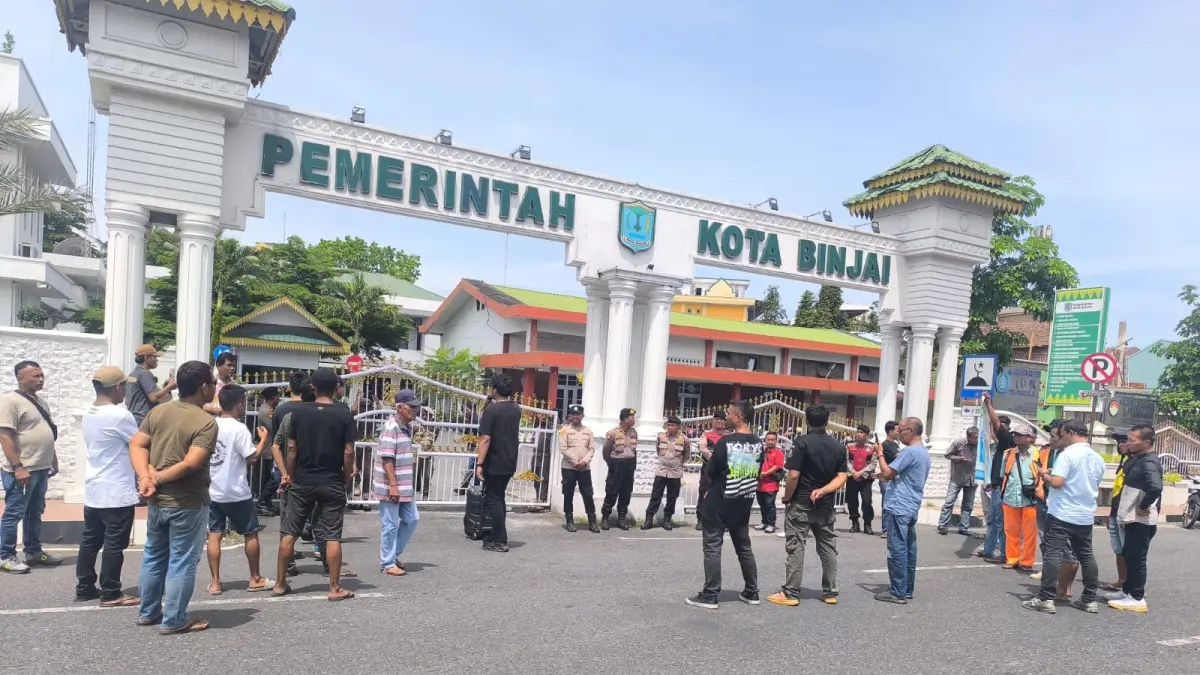 
Massa aksi dari jukir dan mahasiswa saat geruduk ke Balai Kota Binjai. (Foto dari massa aksi/Sumut Pos)