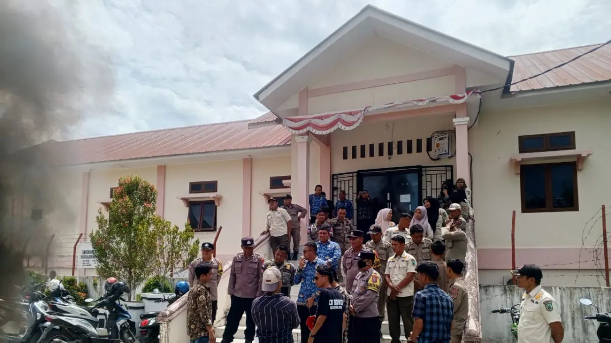  Pengurus Besar Pergerakan Mahasiswa Pemberantasan Korupsi ( PB PMPK), menggelar aksi demonstrasi di Inspektorat Paluta, Kamis 11 Juni 2026. (MITRA HARAHAP/SUMUT POS)