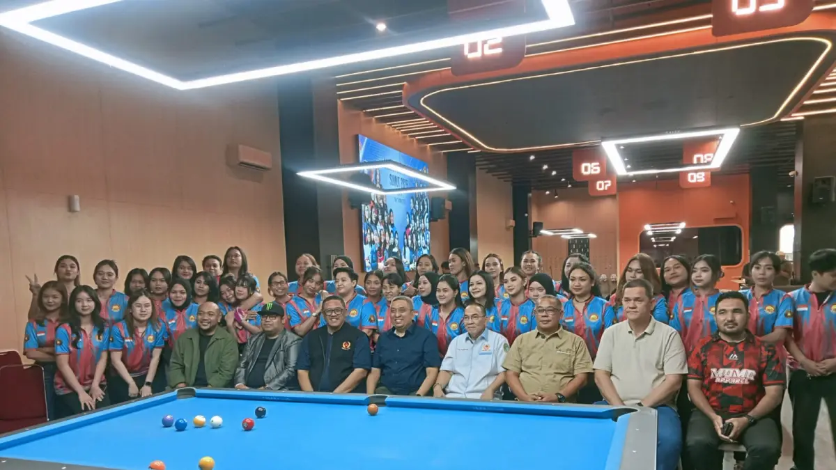 Sekum KONI Sumut Syahrial Pulungan dan panitia bersama peserta Biliar Ladies Pool League Sumut Seri III di 88 Social Billiard CBD Polonia Medan, Kamis (11/6). (Dok Panitia)