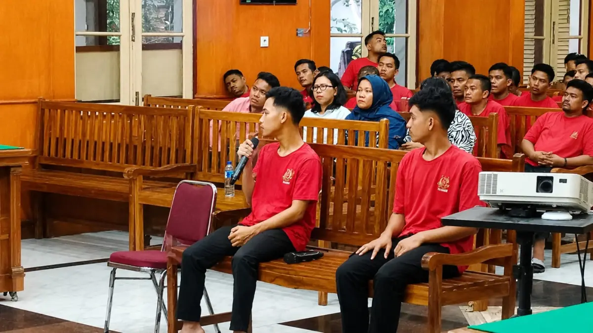 TERDAKWA: Dua terdakwa kasus dugaan penyalahgunaan BBM subsidi jenis pertalite, di PN Medan, Kamis (11/6/2026) malam. (Dok: Gusman/Sumut Pos)
