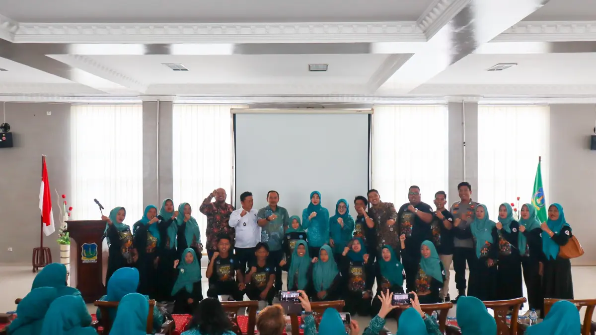 Wali Kota Tebing Tinggi H. Iman Irdian Saragih bersama Ketua TP PKK Kota Tebing Tingg Hj. Susmira Wanti Iman Irdian Saragih berfoto bersama para pemain film edukatif parodi “Kampung Durian Gak Jadi Runtuh” usai kegiatan nonton bareng (nobar) yang digelar TP PKK Kota Tebing Tinggi di Aula Balai Kota, Kamis (11/06/2026). (Azan Purba / Sumut Pos