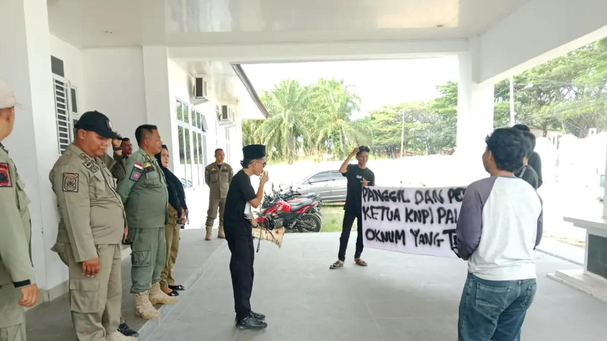 Aliansi Mahasiswa desak Kejari Paluta periksa Ketua KNPI Paluta terkait dugaan dana hibah. (Mitra Harahap/Sumut Pos)
