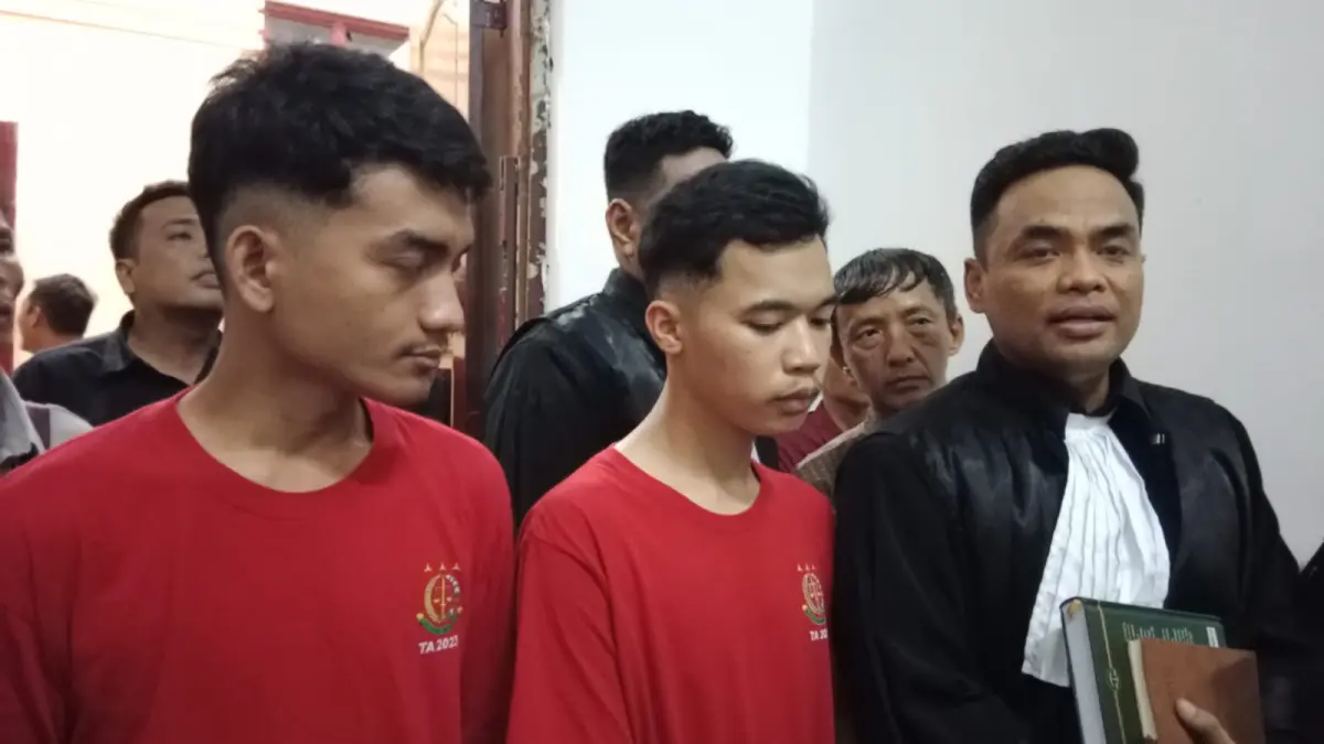 BBM: Tim kuasa hukum mendampingi kedua terdakwa kasus dugaan penyalahgunaan BBM jenis pertalite, Kamis (11/6/2026) malam. (Dok: Gusman/Sumut Pos)
