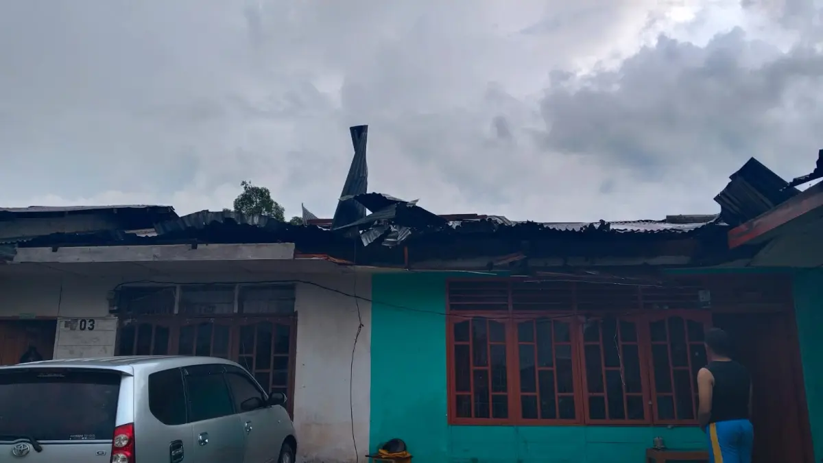 Belasan rumah warga di Kelurahan Sidiangkat, Kecamtan Sidikalang, Dairi, rusak diterjang angin putimgbeliung, Jumat (12/6/2026) sore. (RUDY SITANGGANG/SUMUT POS)