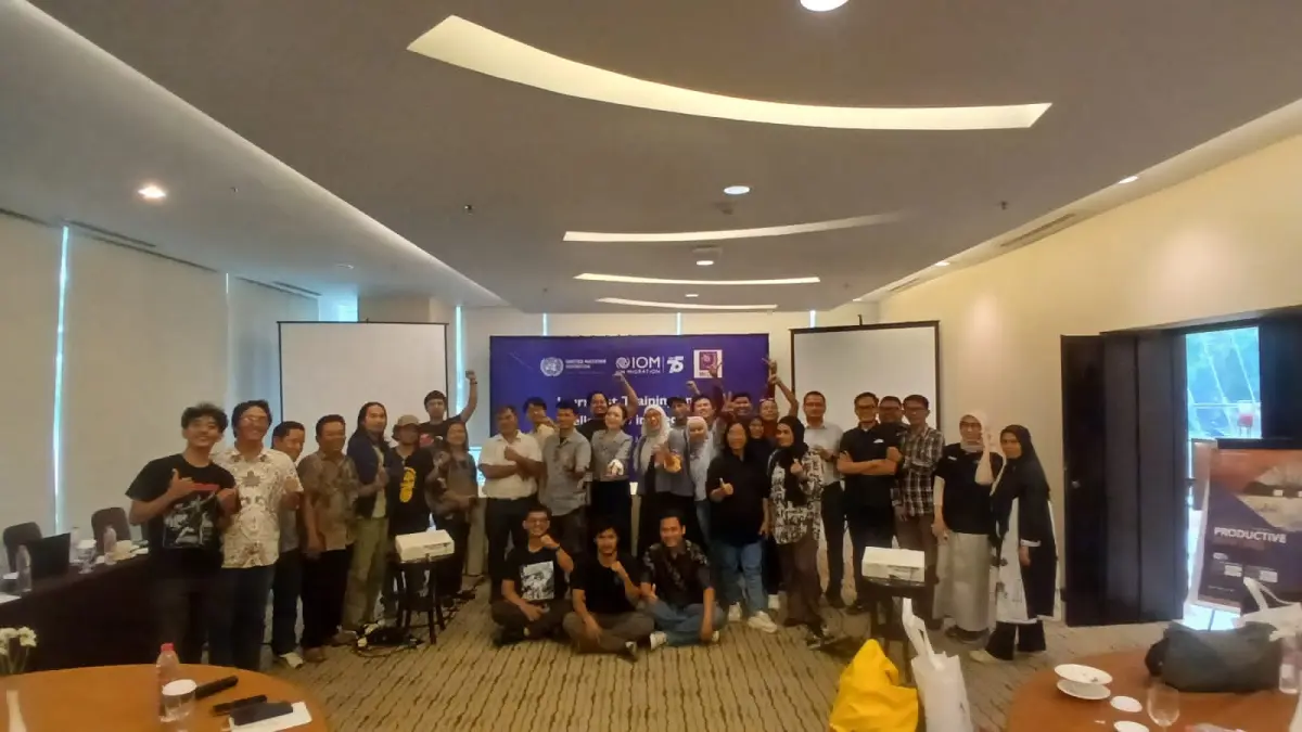 BERFOTO BERSAMA: AJI Medan berfoto bersama IOM, UNHCR, UNIC dan para jurnalis, di Hotel Santika Premiere Dyandra dan Convention Medan. (Dok: AJI Medan)
