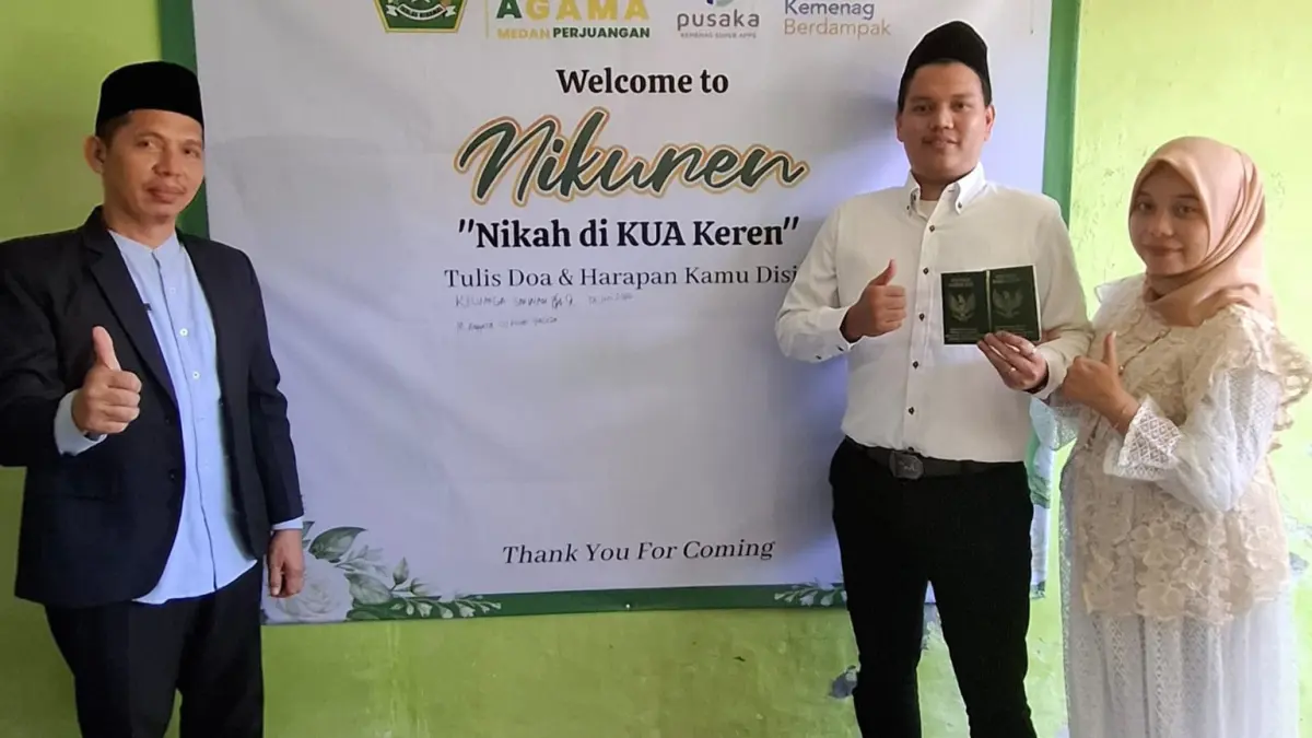 BERSAMA: Kepala KUA Kecamatan Medan Perjuangan, H Ramlan (kiri) berfoto bersama pengantin yang baru nikah di Kantor KUA kecamatan Medan Perjuangan Jalan Pendidikan dengan menuliskan impuan di papan wedding wish board. (Dok: Tomi Sanjaya Lubis/Sumut Pos)